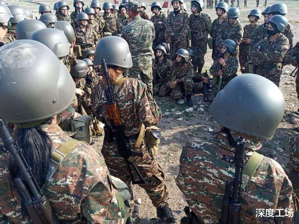 燃燒彈炸開突破口！大批亞美尼亞美女士兵集結，要闖死亡公路-圖2