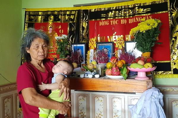 车祸@夫妇与4岁长子出车祸离世，撇下5个月小儿子因没奶吃整日哭闹