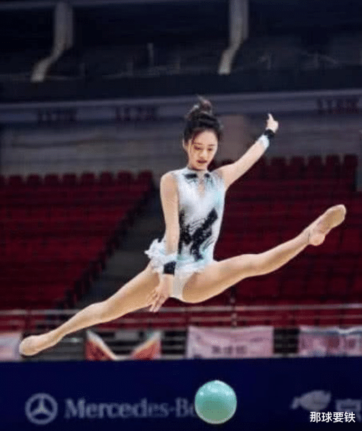 「傅声」31岁的“糖宝”再次走红， 体操舞姿让人心动， 网友： 这腿是真的吗？