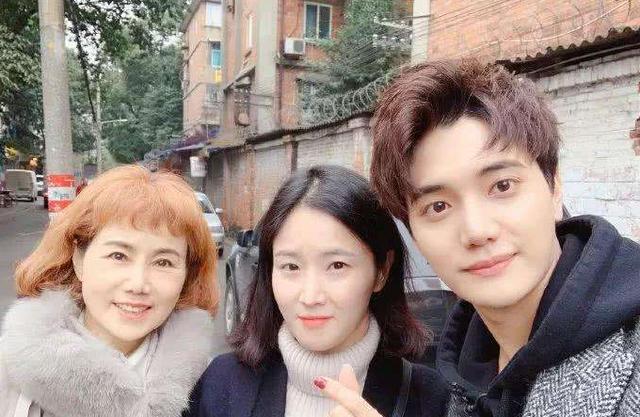 汪涵|他当年下跪离开中国,还拿走了汪涵的一张银行卡,如今现状如何?