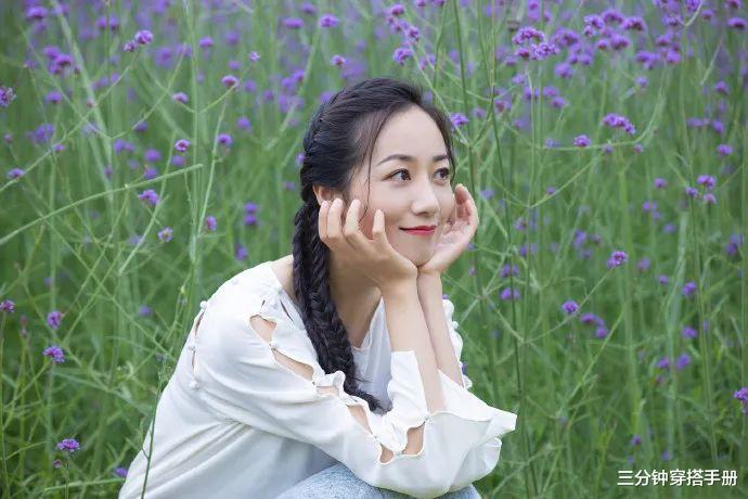 发型|韩雪这是美回18岁了吗？扎个小辫站花丛中，看着跟个仙女似的