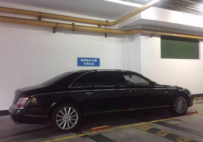 『迈巴赫』一辆富商的迈巴赫，停车位置顺风顺水，墙上十个字亮了！