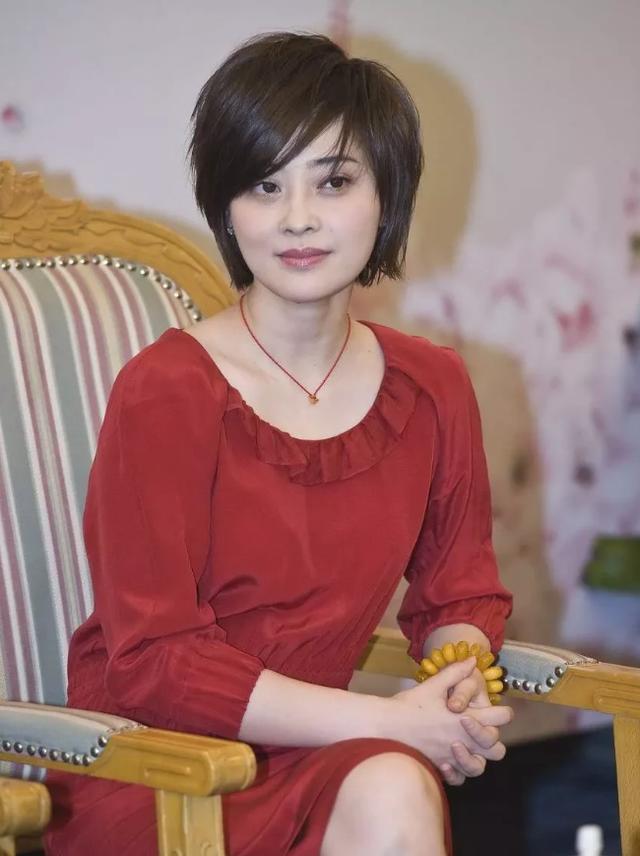 发型|梅婷遮脸发型反而显脸大，真正“显脸小”的发型是这样的