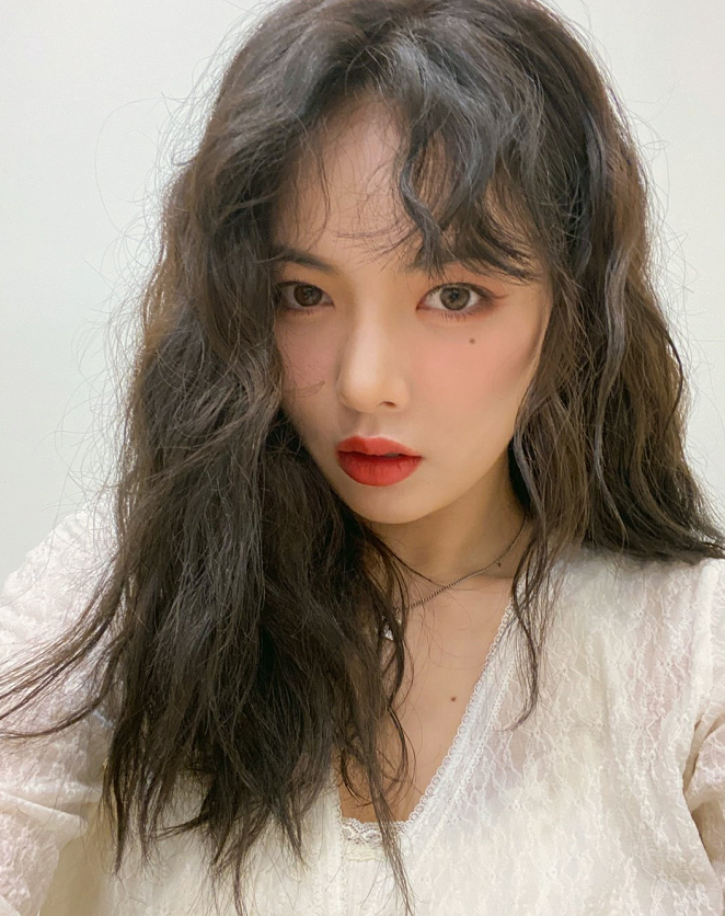 金泫雅:金泫雅又开始带货了!晒发型却被裤子抢镜了,网友:蹲同款