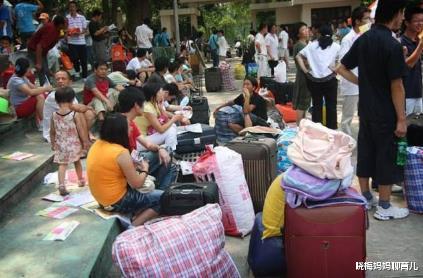 大学|大一新生开学报到, 要不要带上父母？学姐哭诉：现在想起来都后悔