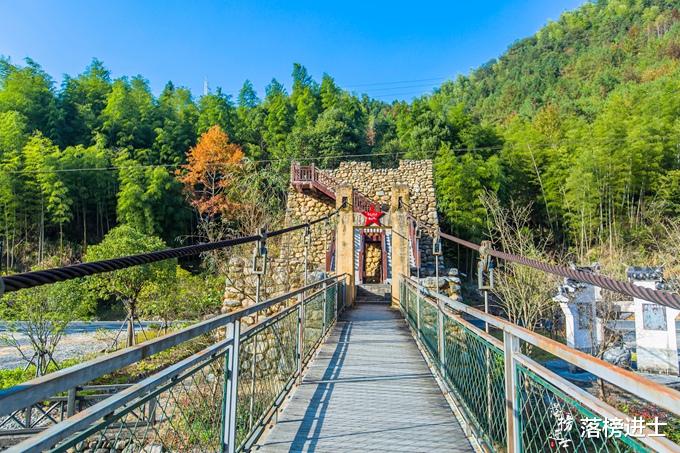 |浙江淳安有一座小镇，自然环境瑰丽秀美，是全国有名的红色旅游地