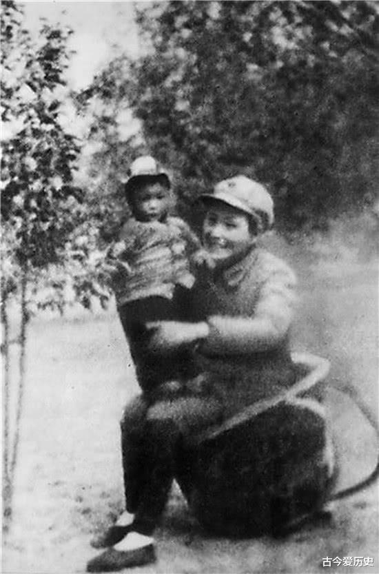 革命|她离婚后一生再未嫁，丈夫后成元帅，女儿是少将，后嫁省委书记