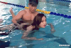 主持人|“看了30年新闻联播，才知道主持人后面放那么多电视的原因，哈哈哈”