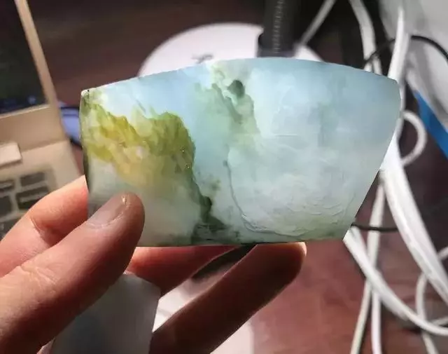 翡翠|一块南齐场口的翡翠原石,切出高冰肉质细腻,成品超美,超值!