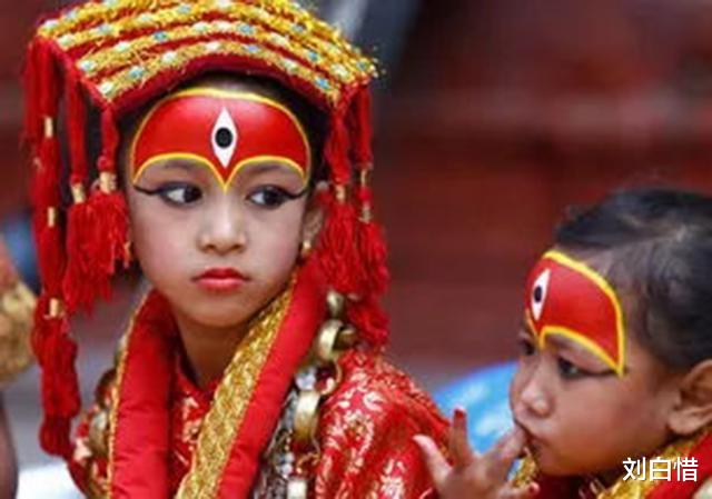 女孩|尼泊尔\活女神\：双脚不能触地，无完整童年，退休后月发3000卢比