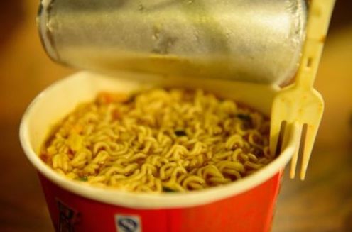 #泡面#很多人爱吃方便面，专家：有3个禁忌，吃错“伤害”翻倍