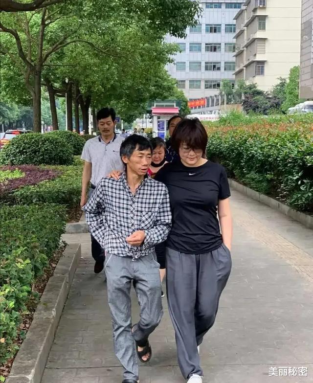 袁立|47岁袁立严重发福，穿耐克T恤臃肿懒散，退出娱乐圈后彻底放飞