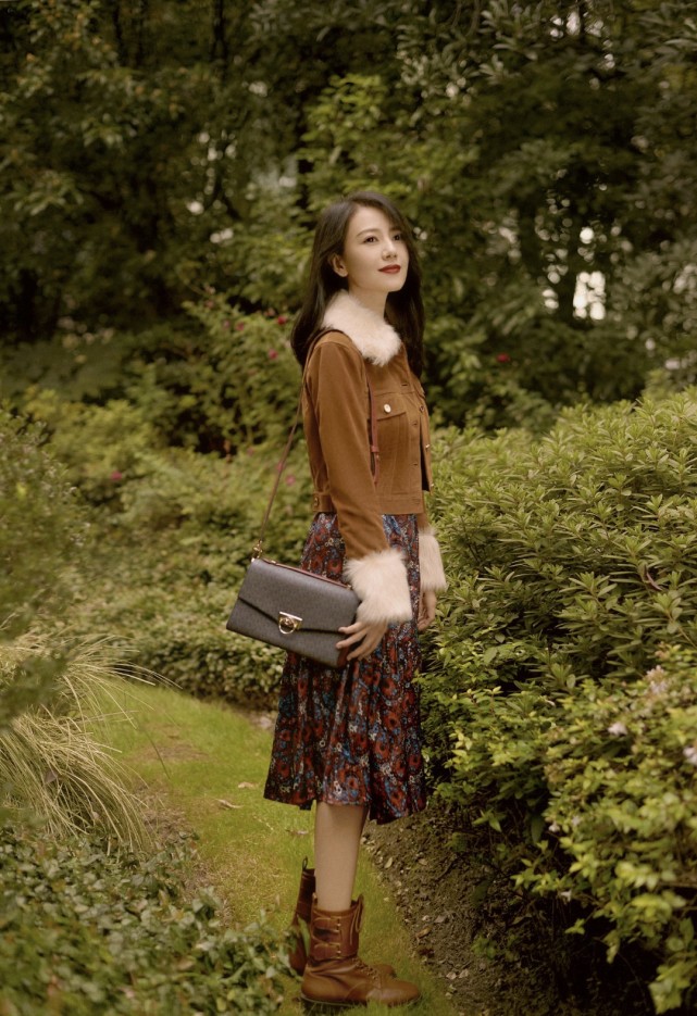 高圆圆|高圆圆秋日大片曝光！卡其西装氛围感十足，不愧是国民女神