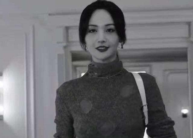 郑爽|郑爽被爆当妈！前两天还穿抹胸黑裙拿代言，如今Prada股价却狂跌