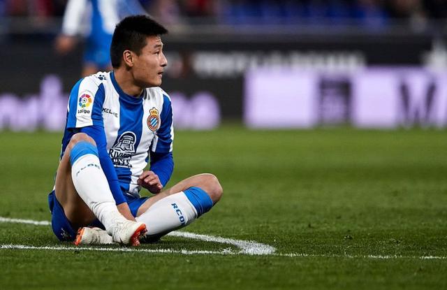 #武磊#名嘴公开质疑武磊，劝他不要好高骛远，安心在西乙踢球