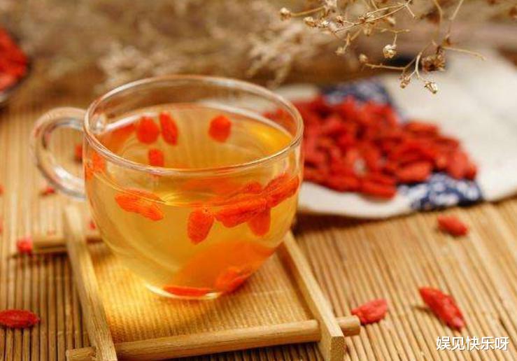 运动|小伙每天一杯枸杞水，坚持喝一个月，身体逐渐出现了这5个好处