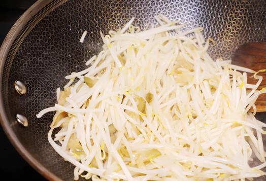 「榨菜」春天吃它容易变瘦，女生三天两头吃，不怕热量不消耗，管饱不挨饿