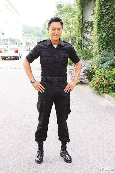 『马德钟』马德钟获儿子弹奏钢琴伴早餐，两父子似足两兄弟，网友：儿子显老