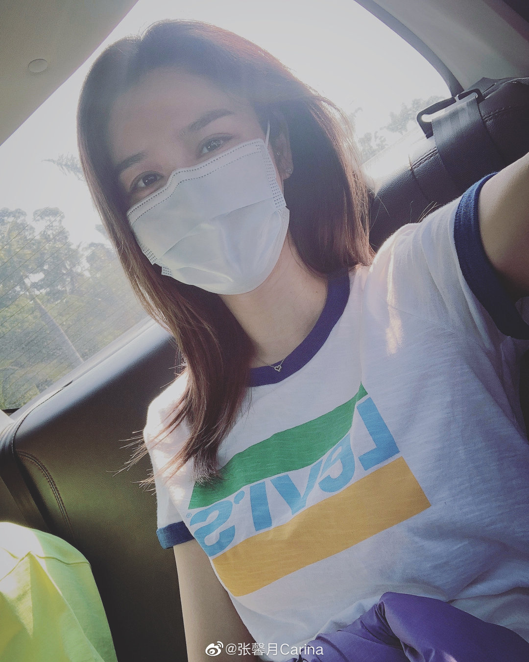 林峰@林峯520送花给老婆，张馨月晒照刻意遮小腹，意外曝光豪宅内景