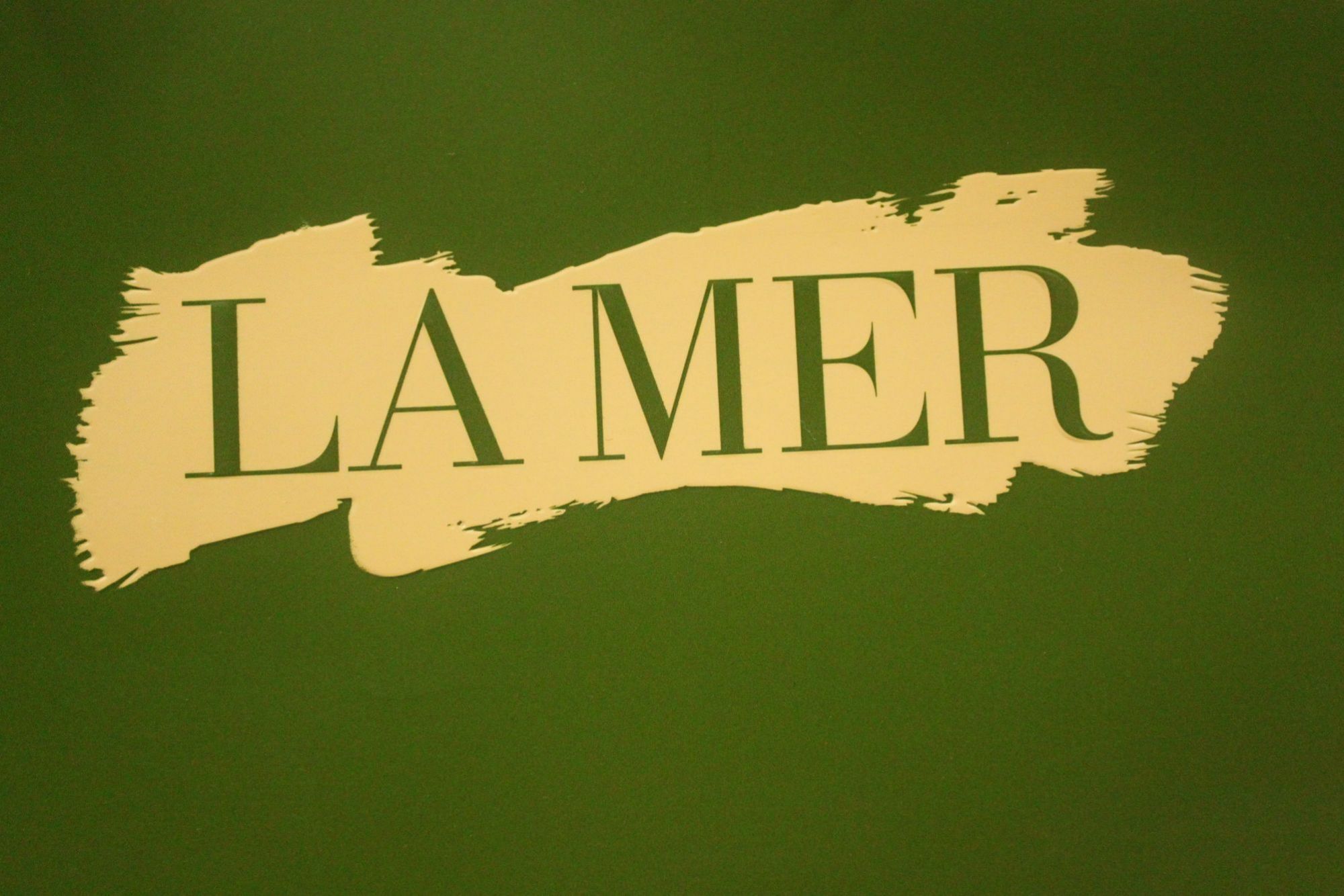 『护肤品』2000块的护肤品究竟有什么神奇功效，很多人为何“吃土”还要买？