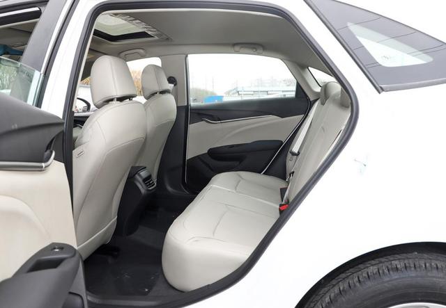 『别克英朗』别克英朗有着五万左右优惠，那选哪一款车型更适合家用呢？