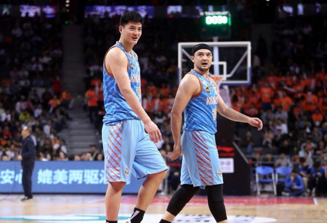 新疆男篮|新疆男篮彻底“崩了”！四大主力集体离队，周琦“统治CBA”终成笑话