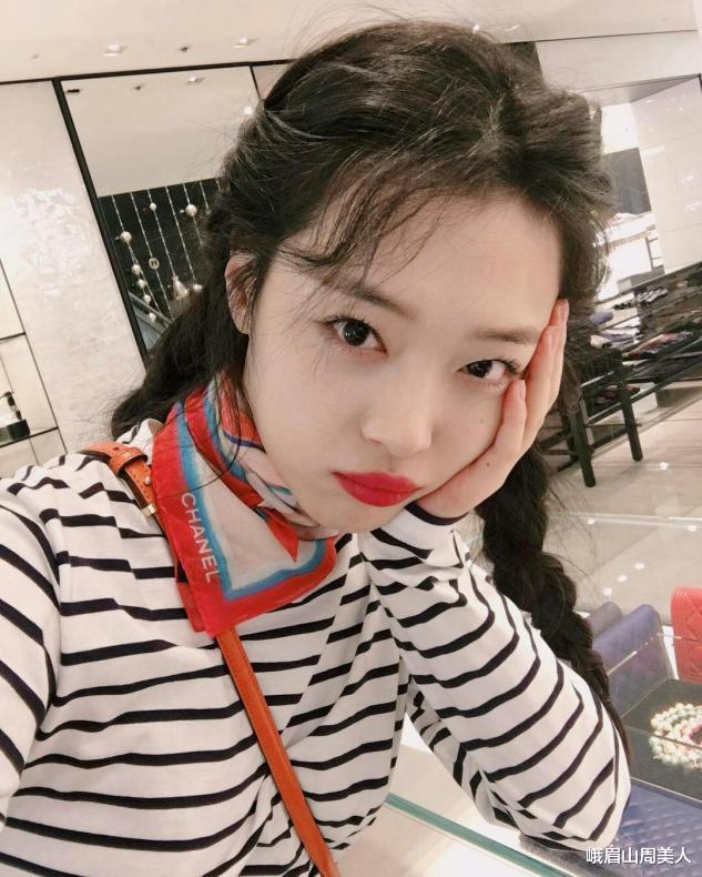 发型|脸圆的女生要学会拒绝留中分，难看显脸大，这5种发型才适合你