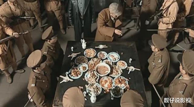 [楚云飞]亮剑：同样是楚云飞手下作陪，老版没人动筷子，新版都吃撑了吧