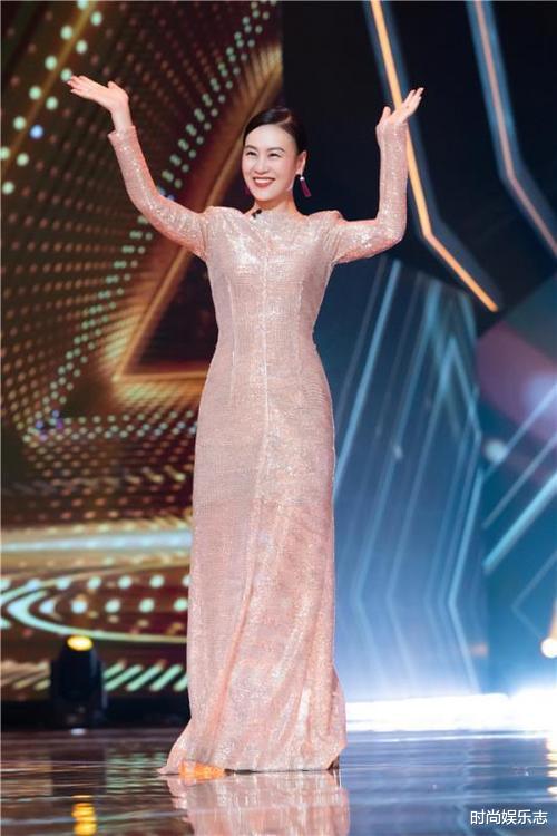 [邬君梅]邬君梅真自信，发型凌乱纯素颜就现身，不认真看真不敢认！
