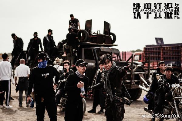 「铁甲狂猴」国产片《铁甲狂猴》明抄《疯狂麦克斯》　导演打空翻创世界纪录