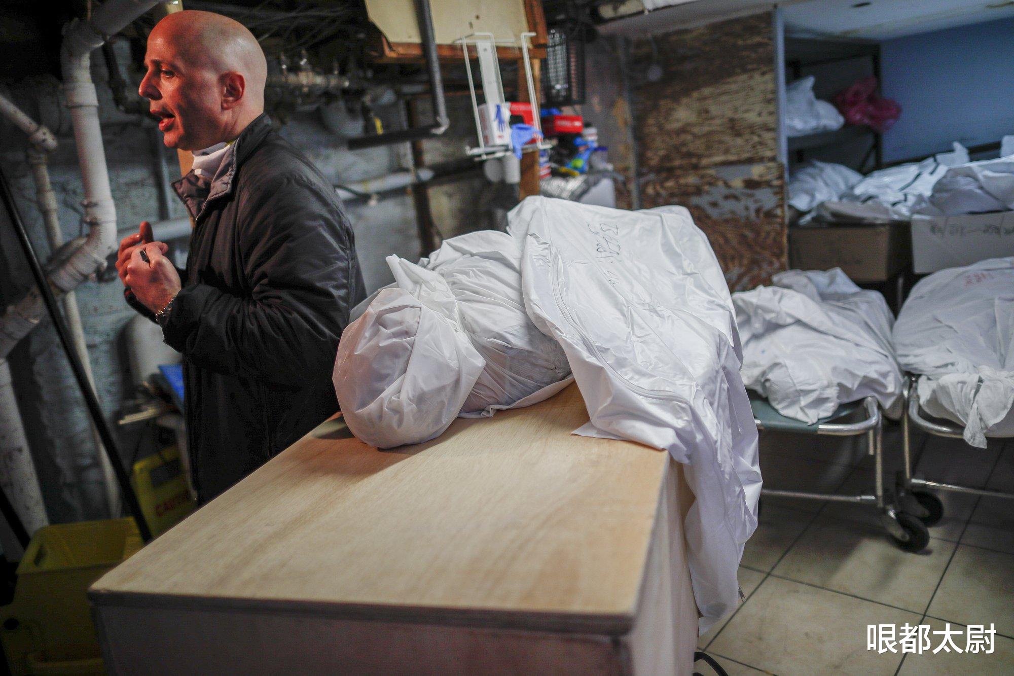 「纽约」8具尸体堆地面，殡仪馆变屠宰场！美国纽约1.8万死亡，谁比谁惨？