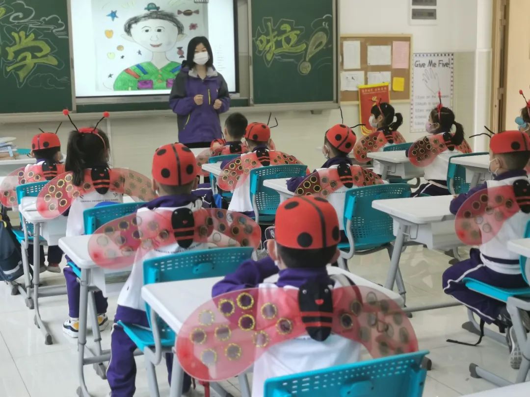 合肥▲合肥低年级开学首日，“神兽”秒变“精灵”，萌翻了......