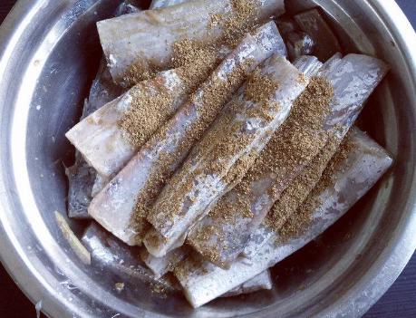 带鱼@炸带鱼,直接裹淀粉是不对的,多加1个步骤,带鱼酥脆入味还不腥