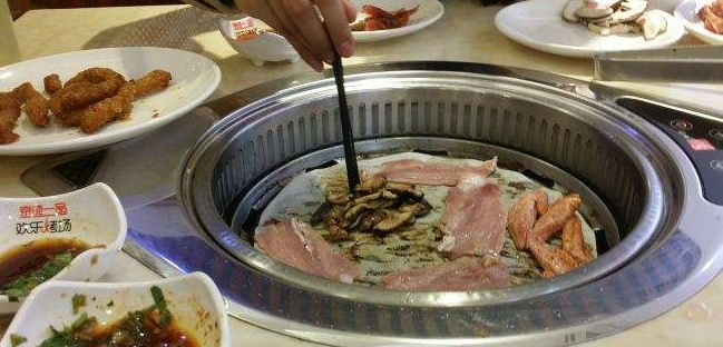 「烤肉」吃烤肉，服务员不停的问你“换纸不”？实际是暗示，不懂别乱回答