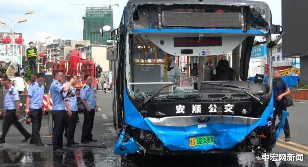 中宏网新闻|贵州公交车坠湖，幸存者回顾事发一幕，奇怪行车轨迹令人生疑