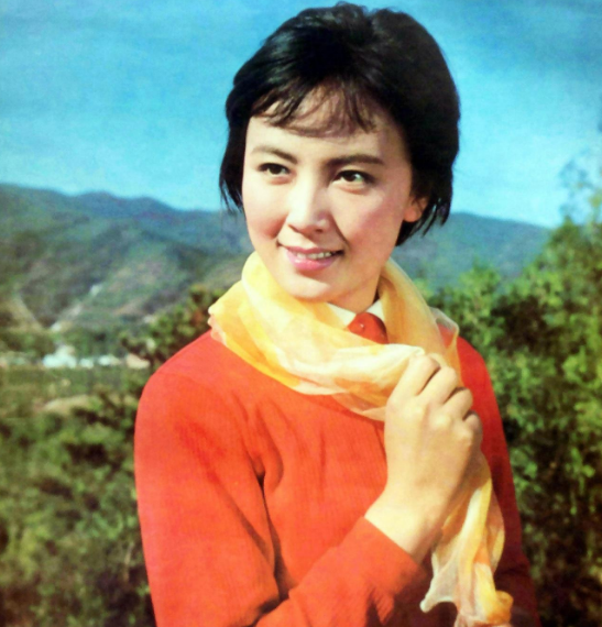 电影▲出道就大红, 生孩子险丧命, 曾为儿子淡出演艺圈, 嫁军官恩爱40多年