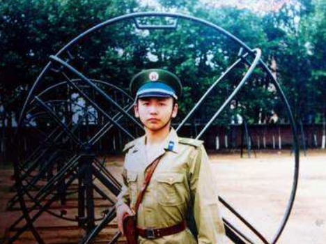 飞行员@王伟牺牲后，妻子被特招入伍授予少校军衔，他的儿子如今怎样了？