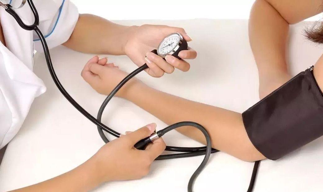 「高血压」高血压的诱因被揪出来了，跟食盐相比，这四种美食才是最大的隐患