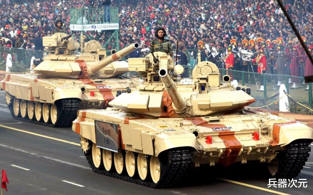 印度|印度营地遭洪水袭击，大批T90坦克被淹，军队后撤1500米