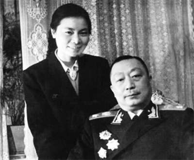 |她是中国第一个女中将，丈夫上将，父亲元帅，是全球最高军衔家庭