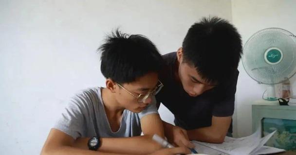 浙江大学|考生661分被浙大录取,录取通知书送到家中时,他还在餐厅里打工