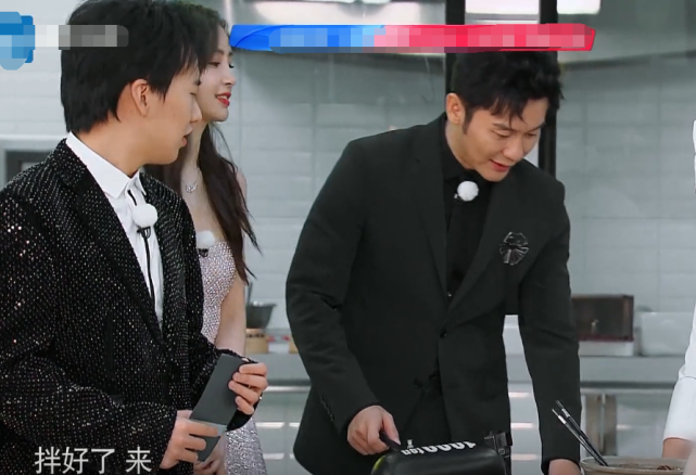 #奔跑吧兄弟#跑男吃面条,镜头对baby一晃而过,被网友截到,真吃假吃一目了然