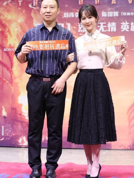 杨紫|杨紫携父亲走红毯，两套衬衣配半裙高级又出众，爸爸面前变乖女孩
