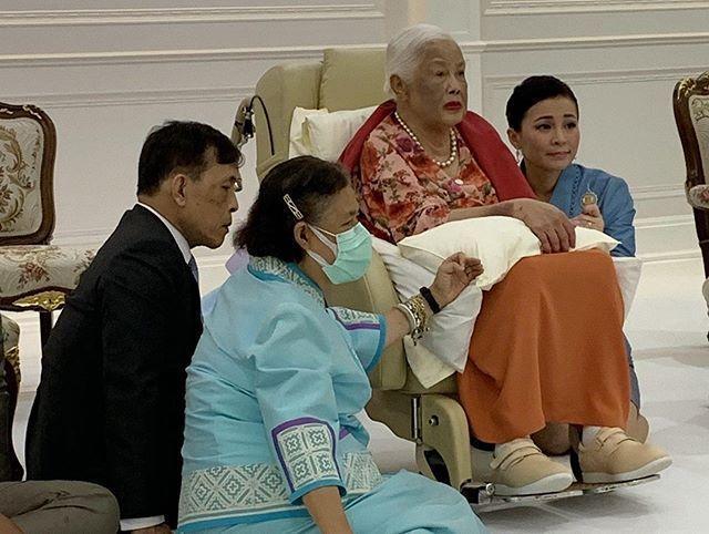 苏提达|泰国太后涂红唇惹眼！穿碎花衣坐轮椅仍精致，王后端茶送水博好感