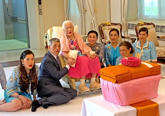 泰國詩麗吉太後88歲生日！王室發美照慶祝，年輕時比蘇提達都驚艷-圖2