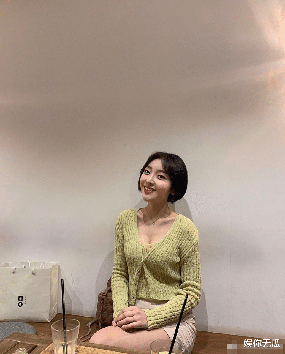 「短发」偶遇短发邻家小妹,时髦的打扮,让她笑起来更加的“可人”