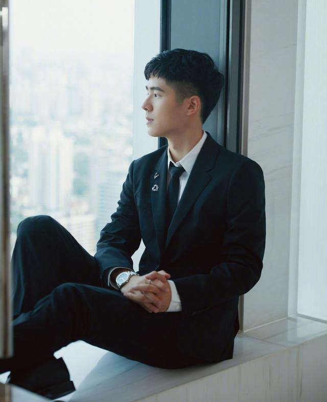 [黄轩]黄轩官宣恋情后首亮相！一袭西装帅气儒雅，刘昊然发福变憨厚土气
