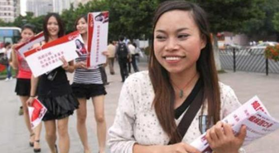 凤姐|她是第一代网红“凤姐”罗玉凤,远走美国当美甲小妹,现状如何