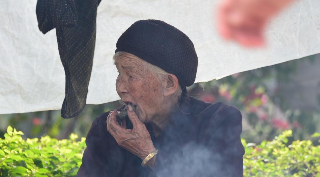 中老年人|百岁老人直言:迈开腿不如管住嘴,一物常吃,血脂或降到正常