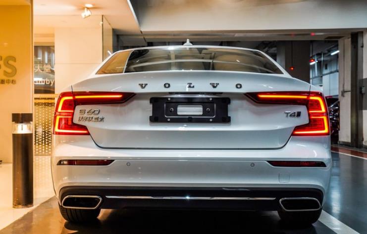 宝马3系|宝马3系、奥迪A4L、沃尔沃S60L怎么选,车主:选它不仅帅气还安全